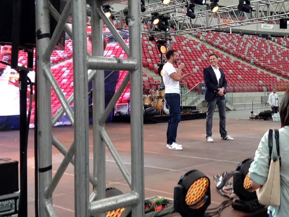 Wystąpienie na Stadionie Narodowym: scena na płycie przed trybunami